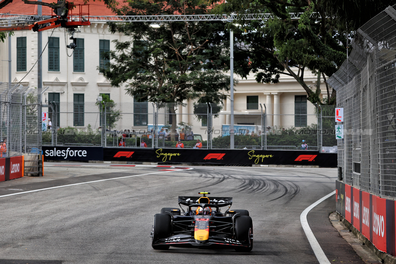 GP SINGAPORE, Yuki Tsunoda (JPN) Red Bull Racing RB21.

03.10.2025. Formula 1 World Championship, Rd 18, Singapore Grand Prix, Marina Bay Street Circuit, Singapore, Practice Day.

 - www.xpbimages.com, EMail: requests@xpbimages.com © Copyright: Rew / XPB Images