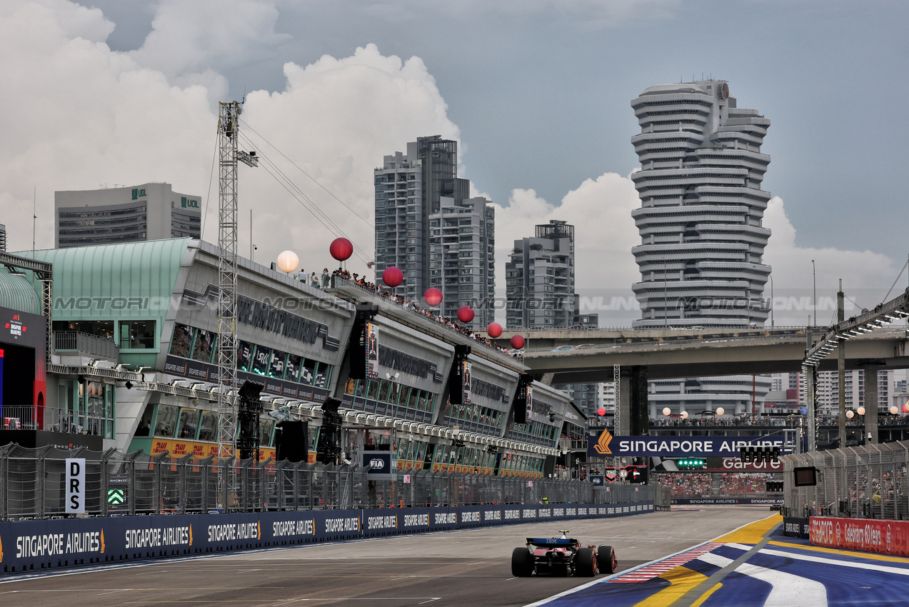 GP SINGAPORE, Lewis Hamilton (GBR) Ferrari SF-25.

03.10.2025. Formula 1 World Championship, Rd 18, Singapore Grand Prix, Marina Bay Street Circuit, Singapore, Practice Day.

- www.xpbimages.com, EMail: requests@xpbimages.com © Copyright: Moy / XPB Images