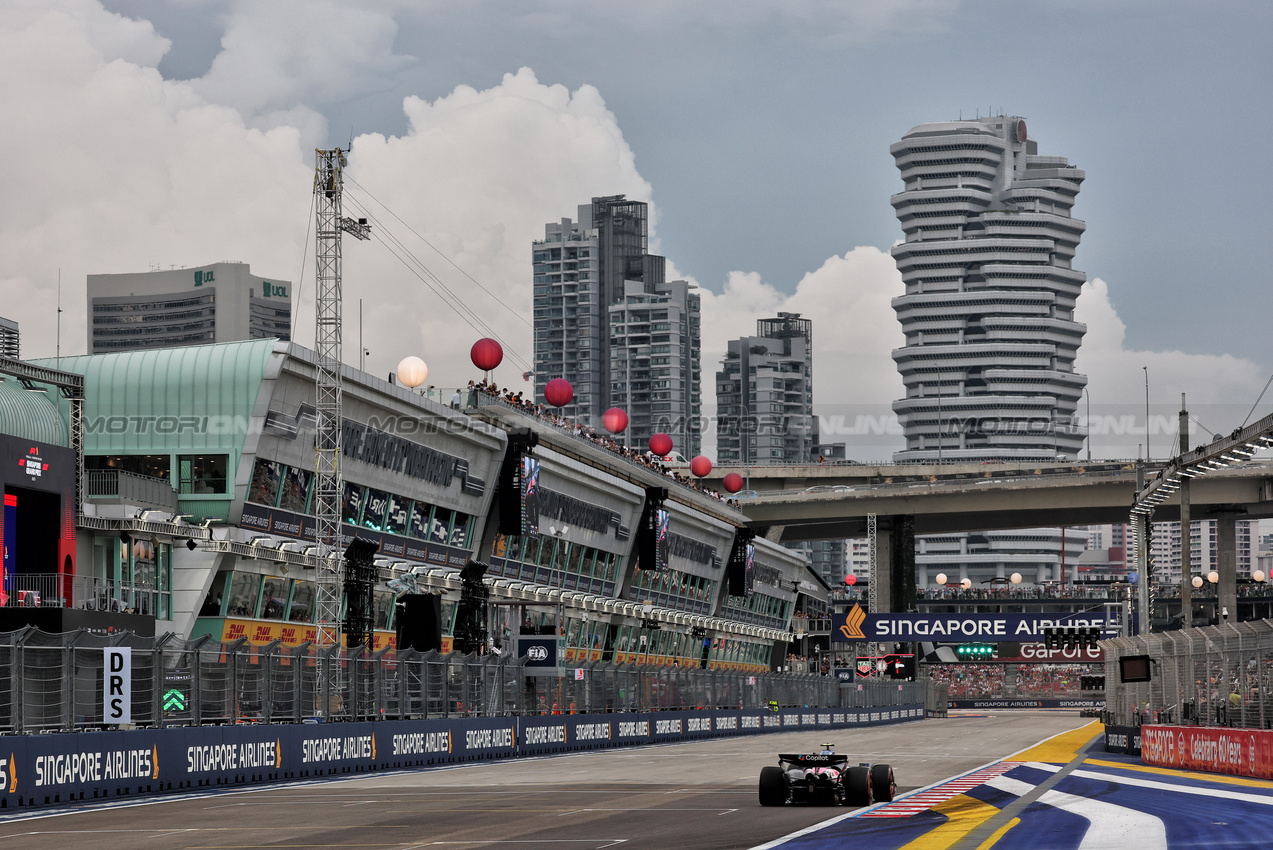 GP SINGAPORE, Franco Colapinto (ARG) Alpine F1 Team A525.

03.10.2025. Formula 1 World Championship, Rd 18, Singapore Grand Prix, Marina Bay Street Circuit, Singapore, Practice Day.

- www.xpbimages.com, EMail: requests@xpbimages.com © Copyright: Moy / XPB Images