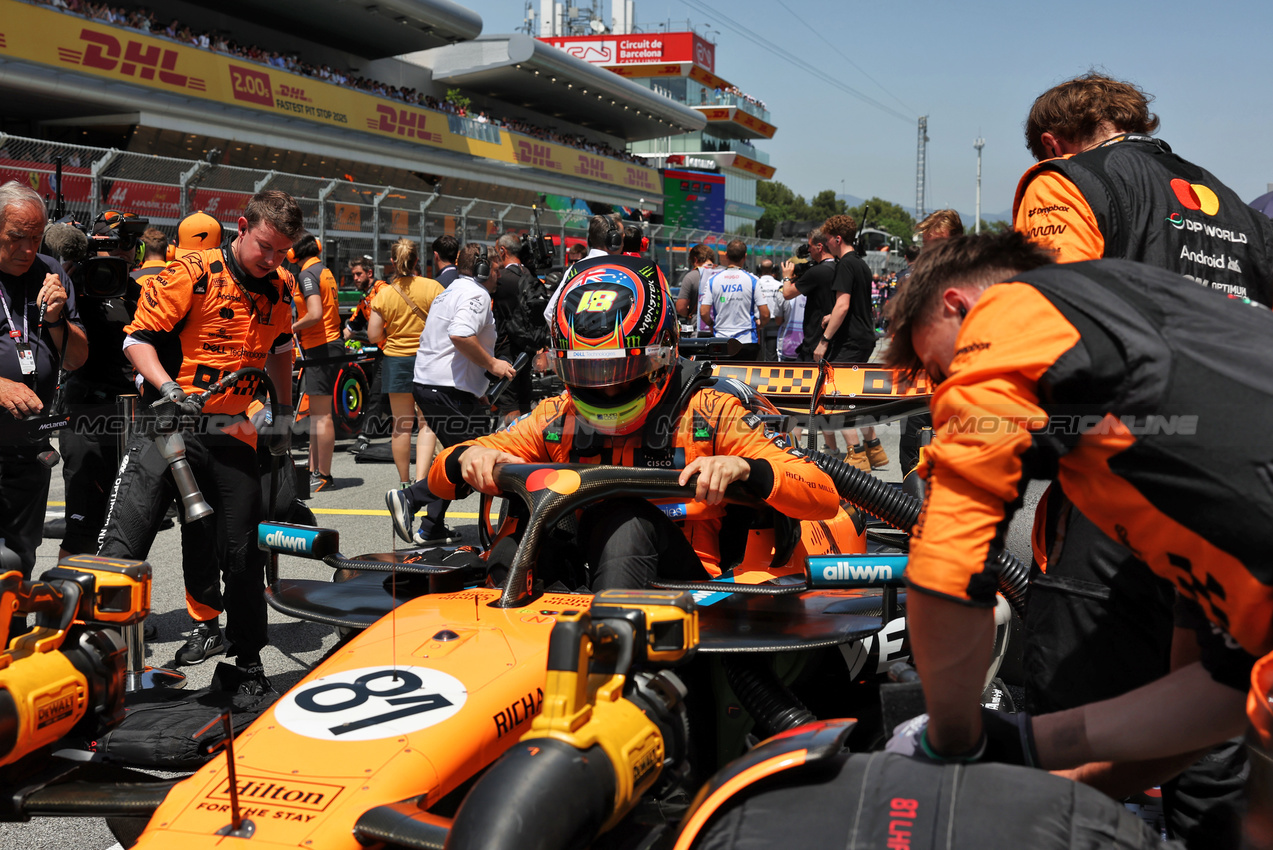 GP SPAGNA, Oscar Piastri (AUS) McLaren MCL39 on the grid.

01.06.2025. Formula 1 World Championship, Rd 9, Spanish Grand Prix, Barcelona, Spain, Gara Day.

 - www.xpbimages.com, EMail: requests@xpbimages.com © Copyright: Rew / XPB Images