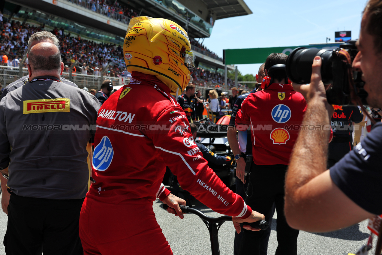 GP SPAGNA, Lewis Hamilton (GBR) Ferrari on the grid.

01.06.2025. Formula 1 World Championship, Rd 9, Spanish Grand Prix, Barcelona, Spain, Gara Day.

 - www.xpbimages.com, EMail: requests@xpbimages.com © Copyright: Rew / XPB Images
