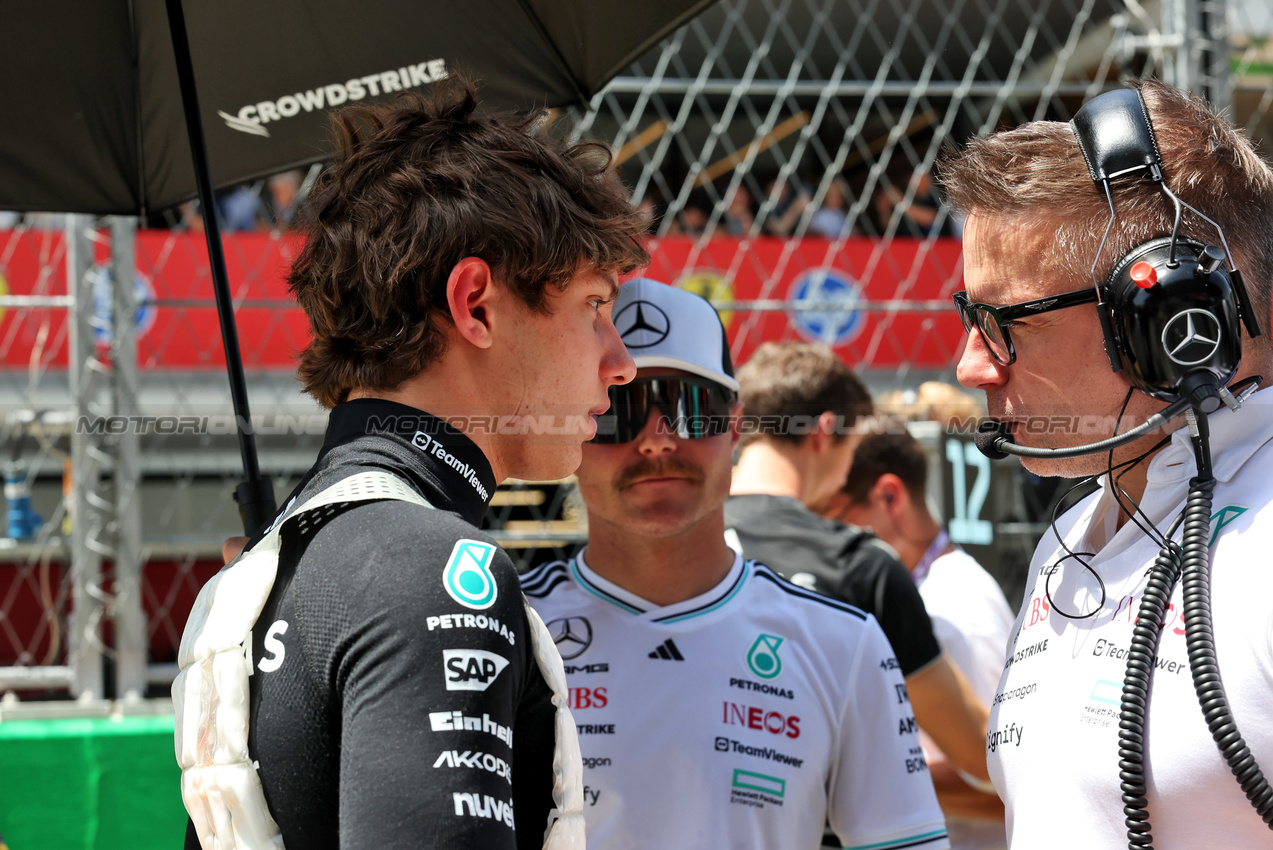 GP SPAGNA, (L to R): Andrea Kimi Antonelli (ITA) Mercedes AMG F1 with Valtteri Bottas (FIN) Mercedes AMG F1 Reserve Driver e Peter Bonnington (GBR) Mercedes AMG F1 Gara Engineer on the grid.

01.06.2025. Formula 1 World Championship, Rd 9, Spanish Grand Prix, Barcelona, Spain, Gara Day.

 - www.xpbimages.com, EMail: requests@xpbimages.com © Copyright: Rew / XPB Images
