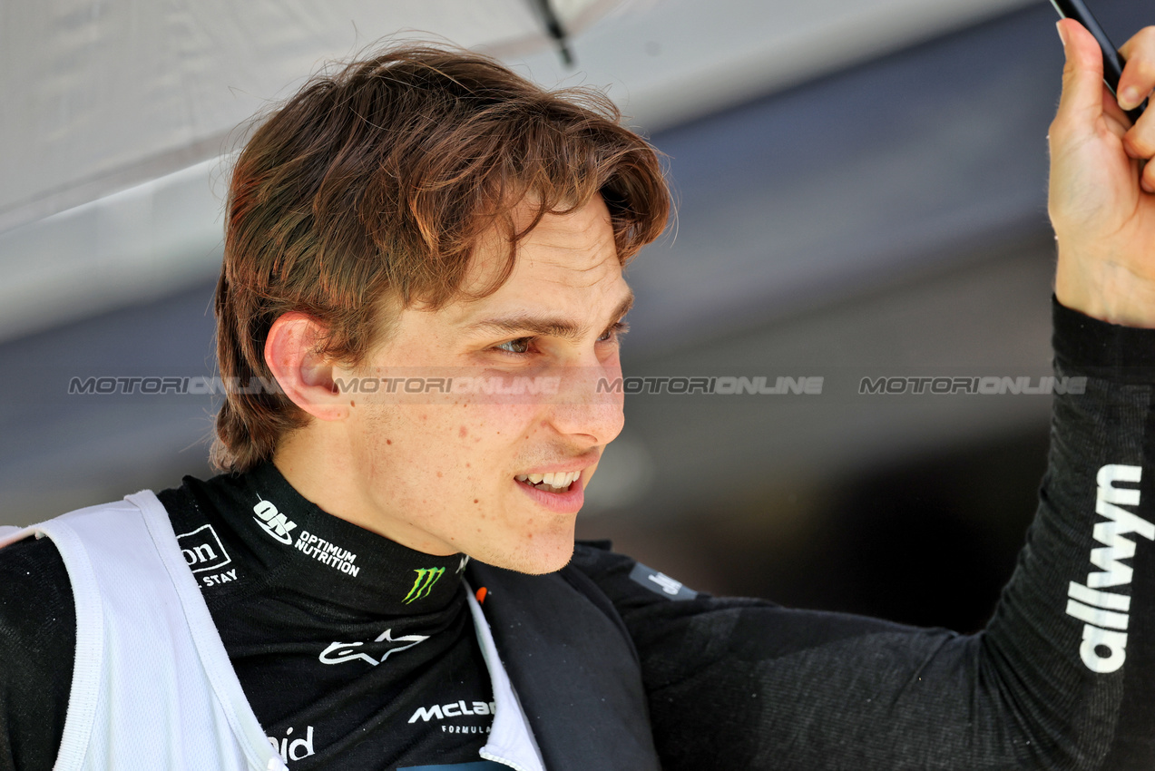 GP SPAGNA, Oscar Piastri (AUS) McLaren on the grid.

01.06.2025. Formula 1 World Championship, Rd 9, Spanish Grand Prix, Barcelona, Spain, Gara Day.

- www.xpbimages.com, EMail: requests@xpbimages.com © Copyright: Charniaux / XPB Images