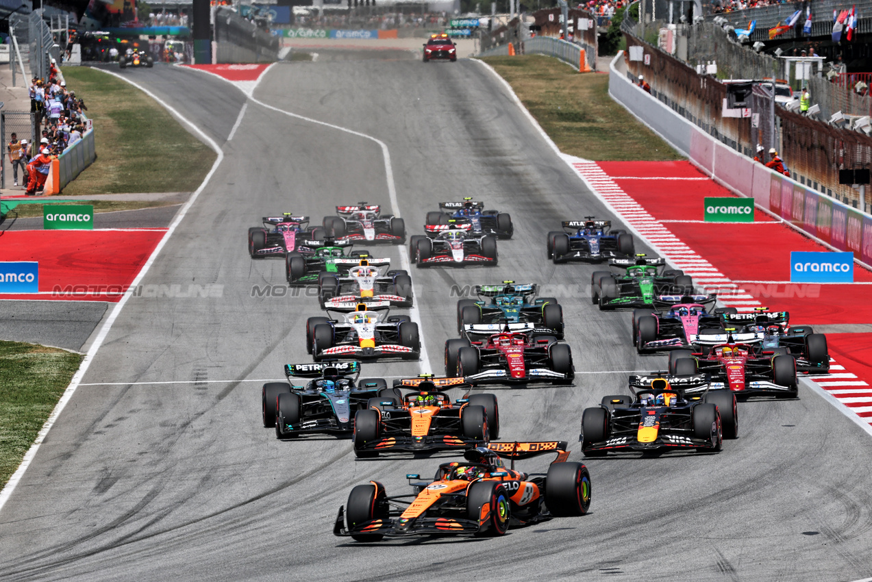 GP SPAGNA, Oscar Piastri (AUS) McLaren MCL39 davanti a at the partenza of the race.

01.06.2025. Formula 1 World Championship, Rd 9, Spanish Grand Prix, Barcelona, Spain, Gara Day.

- www.xpbimages.com, EMail: requests@xpbimages.com © Copyright: Batchelor / XPB Images