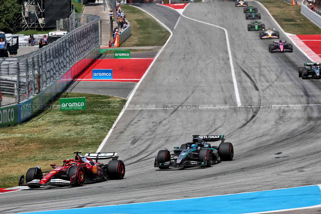GP SPAGNA, Charles Leclerc (MON) Ferrari SF-25 e George Russell (GBR) Mercedes AMG F1 W16 battle for position.

01.06.2025. Formula 1 World Championship, Rd 9, Spanish Grand Prix, Barcelona, Spain, Gara Day.

- www.xpbimages.com, EMail: requests@xpbimages.com © Copyright: Batchelor / XPB Images