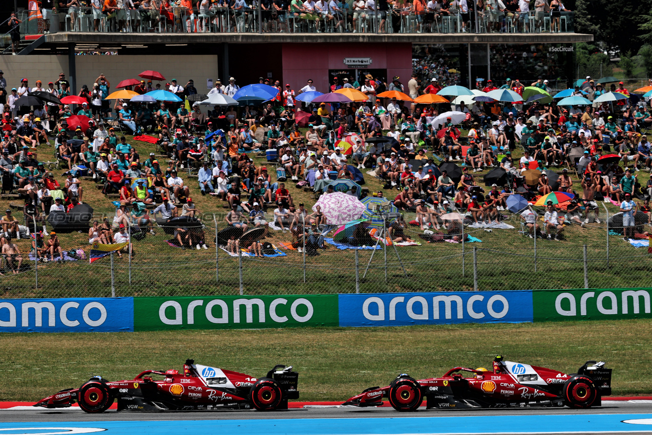 GP SPAGNA, Charles Leclerc (MON) Ferrari SF-25 e Lewis Hamilton (GBR) Ferrari SF-25 battle for position.

01.06.2025. Formula 1 World Championship, Rd 9, Spanish Grand Prix, Barcelona, Spain, Gara Day.

- www.xpbimages.com, EMail: requests@xpbimages.com © Copyright: Batchelor / XPB Images