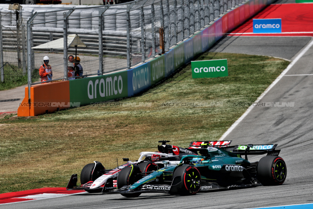GP SPAGNA, Esteban Ocon (FRA) Haas VF-25 e Fernando Alonso (ESP) Aston Martin F1 Team AMR25 battle for position.

01.06.2025. Formula 1 World Championship, Rd 9, Spanish Grand Prix, Barcelona, Spain, Gara Day.

- www.xpbimages.com, EMail: requests@xpbimages.com © Copyright: Batchelor / XPB Images