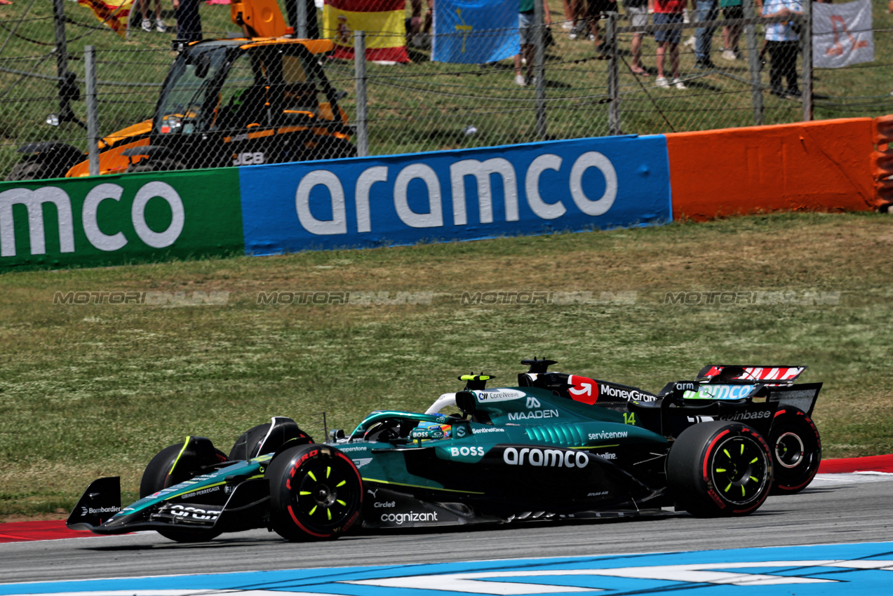 GP SPAGNA, Esteban Ocon (FRA) Haas VF-25 e Fernando Alonso (ESP) Aston Martin F1 Team AMR25 battle for position.

01.06.2025. Formula 1 World Championship, Rd 9, Spanish Grand Prix, Barcelona, Spain, Gara Day.

- www.xpbimages.com, EMail: requests@xpbimages.com © Copyright: Batchelor / XPB Images