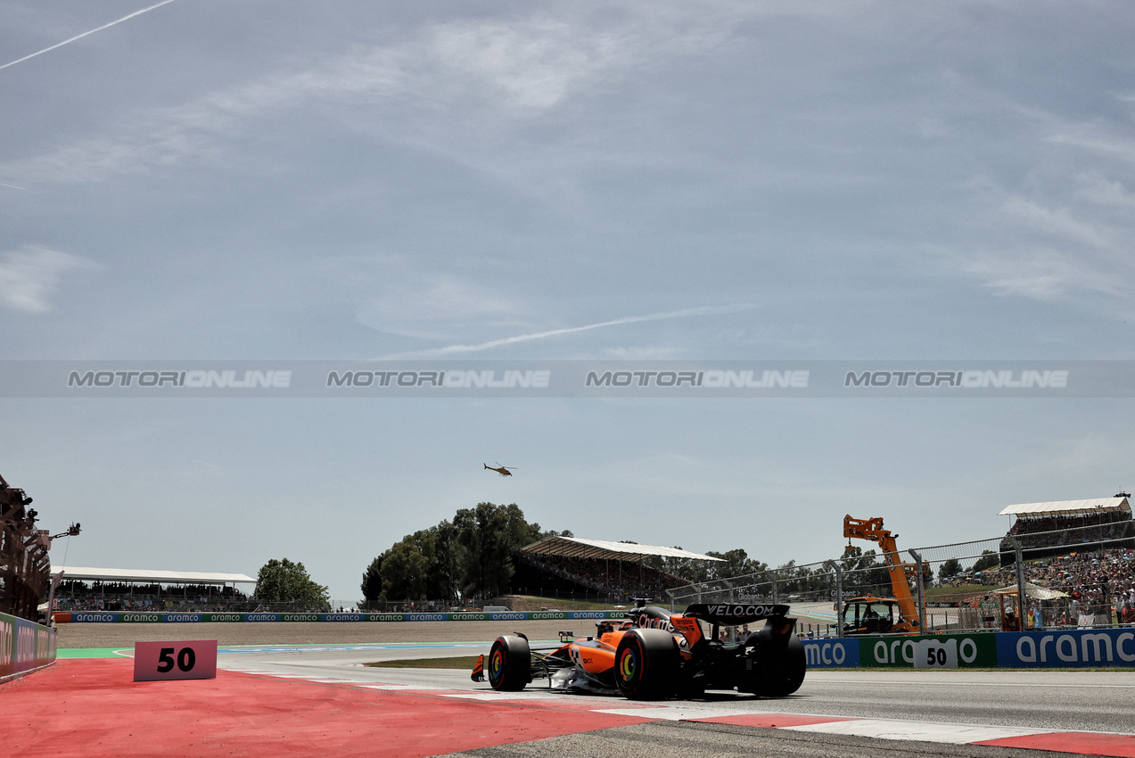 GP SPAGNA, Oscar Piastri (AUS) McLaren MCL39 davanti a at the partenza of the race.

01.06.2025. Formula 1 World Championship, Rd 9, Spanish Grand Prix, Barcelona, Spain, Gara Day.

- www.xpbimages.com, EMail: requests@xpbimages.com © Copyright: Bearne / XPB Images