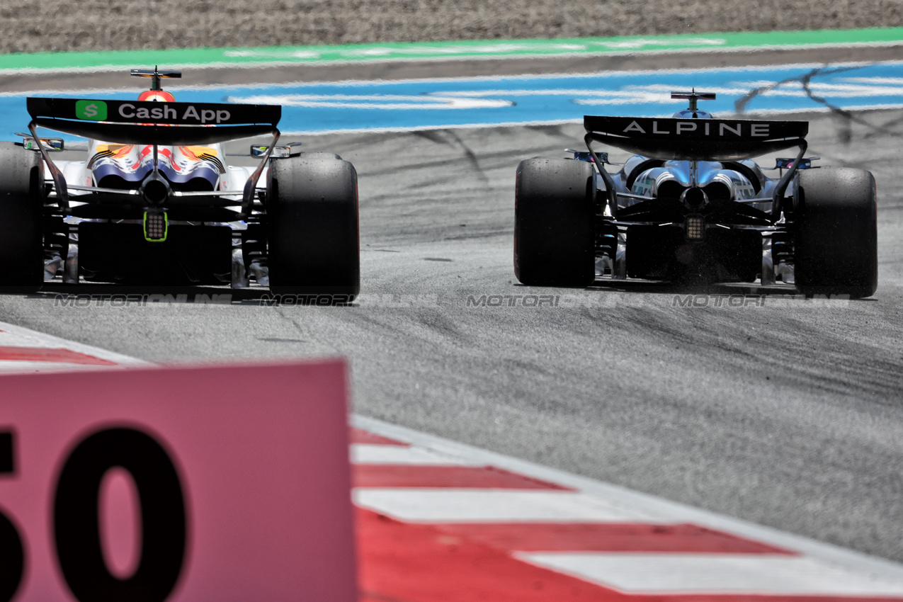 GP SPAGNA, Isack Hadjar (FRA) Racing Bulls VCARB 02 e Pierre Gasly (FRA) Alpine F1 Team A525 battle for position.

01.06.2025. Formula 1 World Championship, Rd 9, Spanish Grand Prix, Barcelona, Spain, Gara Day.

- www.xpbimages.com, EMail: requests@xpbimages.com © Copyright: Bearne / XPB Images