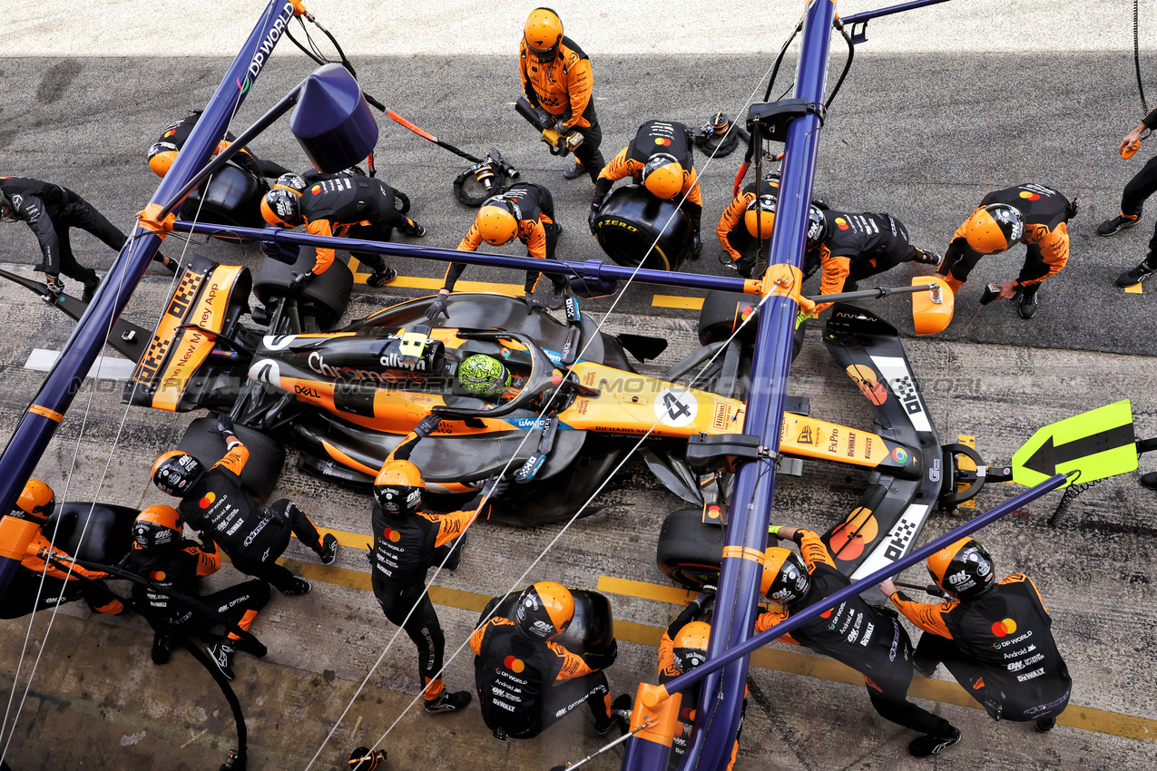 GP SPAGNA, Lando Norris (GBR) McLaren MCL39 makes a pit stop.

01.06.2025. Formula 1 World Championship, Rd 9, Spanish Grand Prix, Barcelona, Spain, Gara Day.

- www.xpbimages.com, EMail: requests@xpbimages.com © Copyright: Bearne / XPB Images