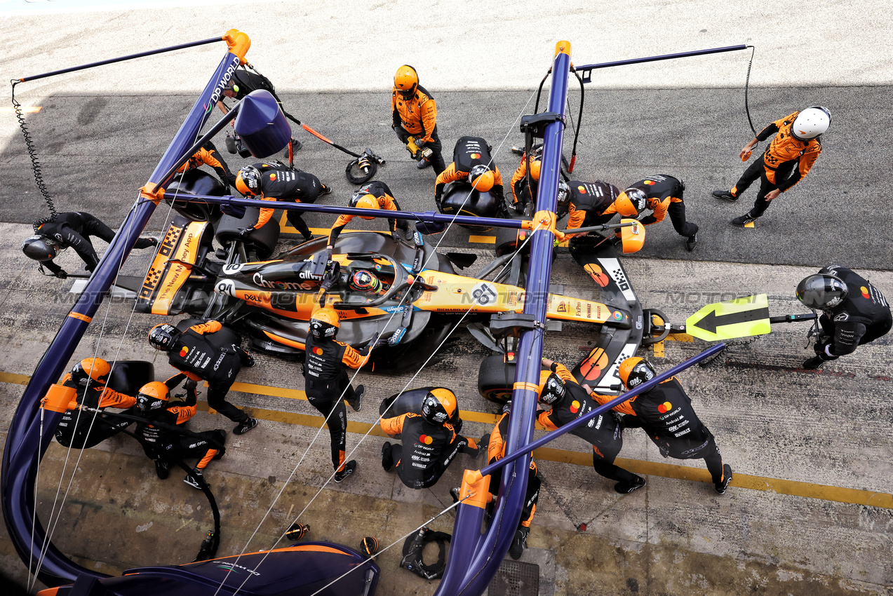 GP SPAGNA, Oscar Piastri (AUS) McLaren MCL39 makes a pit stop.

01.06.2025. Formula 1 World Championship, Rd 9, Spanish Grand Prix, Barcelona, Spain, Gara Day.

- www.xpbimages.com, EMail: requests@xpbimages.com © Copyright: Bearne / XPB Images