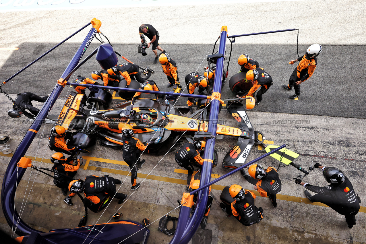 GP SPAGNA, Oscar Piastri (AUS) McLaren MCL39 makes a pit stop.

01.06.2025. Formula 1 World Championship, Rd 9, Spanish Grand Prix, Barcelona, Spain, Gara Day.

- www.xpbimages.com, EMail: requests@xpbimages.com © Copyright: Bearne / XPB Images