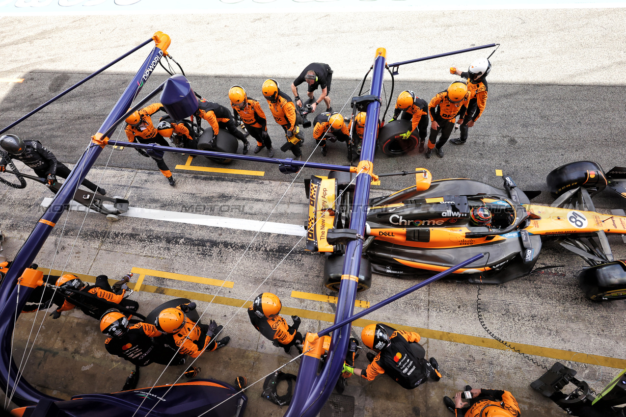 GP SPAGNA, Oscar Piastri (AUS) McLaren MCL39 makes a pit stop.

01.06.2025. Formula 1 World Championship, Rd 9, Spanish Grand Prix, Barcelona, Spain, Gara Day.

- www.xpbimages.com, EMail: requests@xpbimages.com © Copyright: Bearne / XPB Images