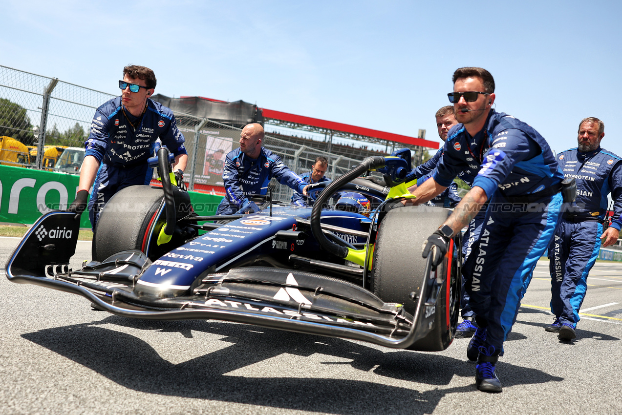 GP SPAGNA, Carlos Sainz (ESP) Atlassian Williams Racing FW47 on the grid.

01.06.2025. Formula 1 World Championship, Rd 9, Spanish Grand Prix, Barcelona, Spain, Gara Day.

- www.xpbimages.com, EMail: requests@xpbimages.com © Copyright: Bearne / XPB Images