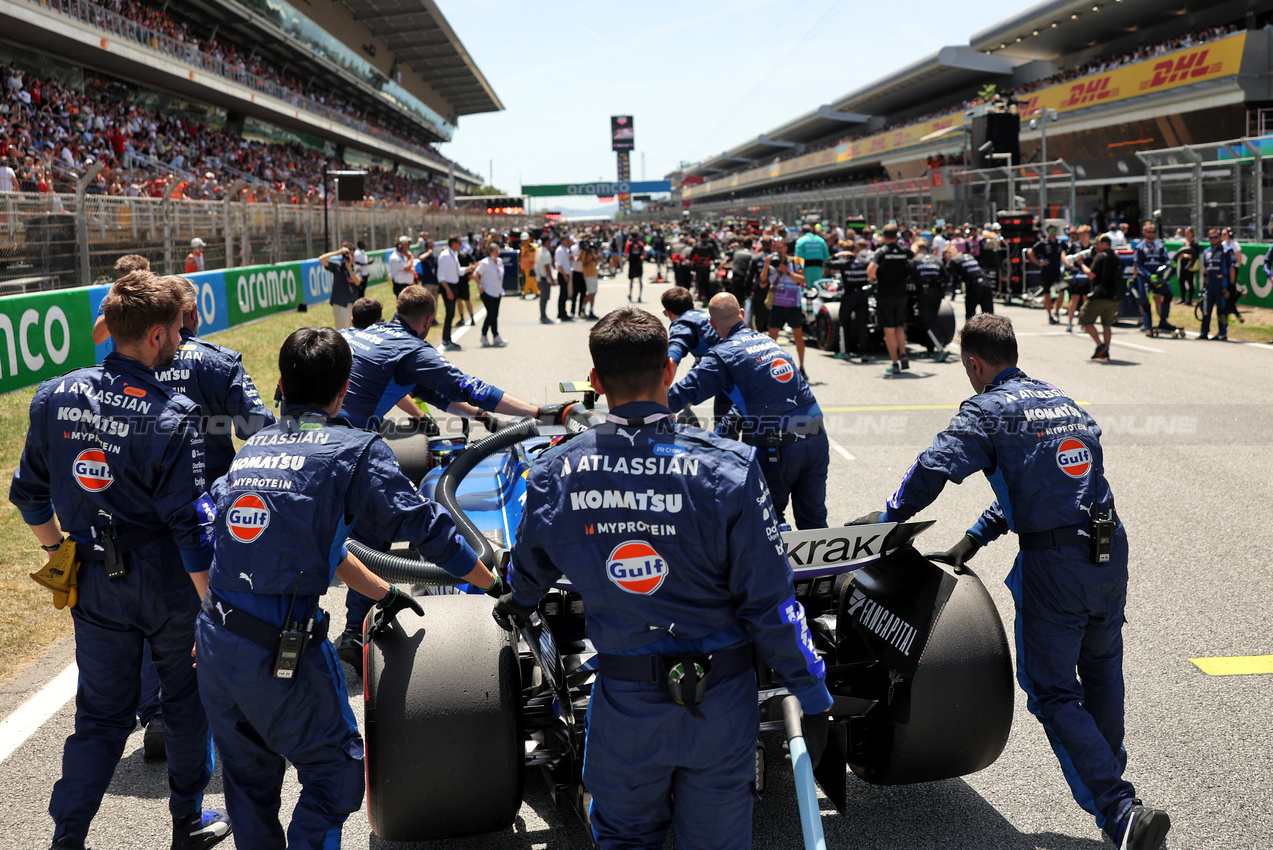 GP SPAGNA, Carlos Sainz (ESP) Atlassian Williams Racing FW47 on the grid.

01.06.2025. Formula 1 World Championship, Rd 9, Spanish Grand Prix, Barcelona, Spain, Gara Day.

- www.xpbimages.com, EMail: requests@xpbimages.com © Copyright: Bearne / XPB Images
