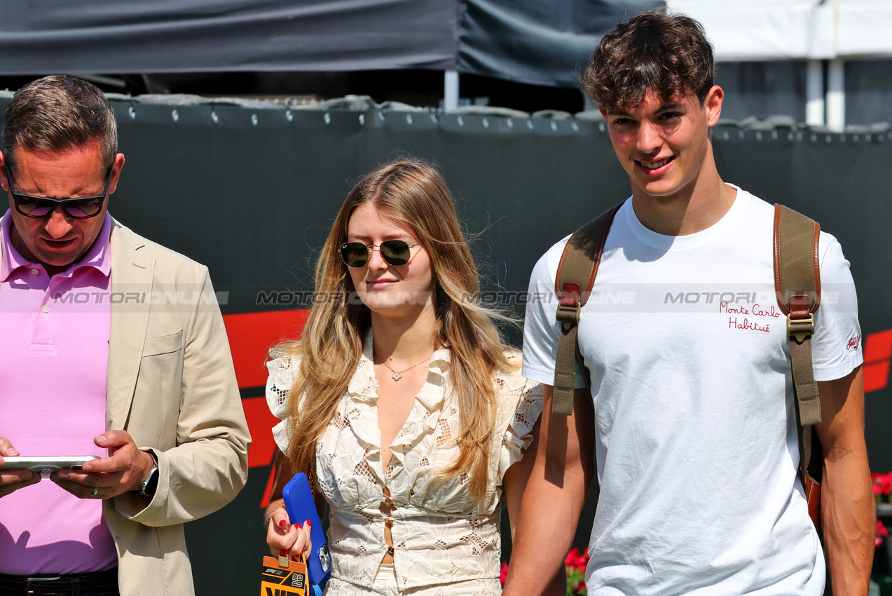 GP SPAGNA, (L to R): Alicia Torriani with her boyfriend Oliver Bearman (GBR) Haas F1 Team.

01.06.2025. Formula 1 World Championship, Rd 9, Spanish Grand Prix, Barcelona, Spain, Gara Day.

- www.xpbimages.com, EMail: requests@xpbimages.com © Copyright: Batchelor / XPB Images