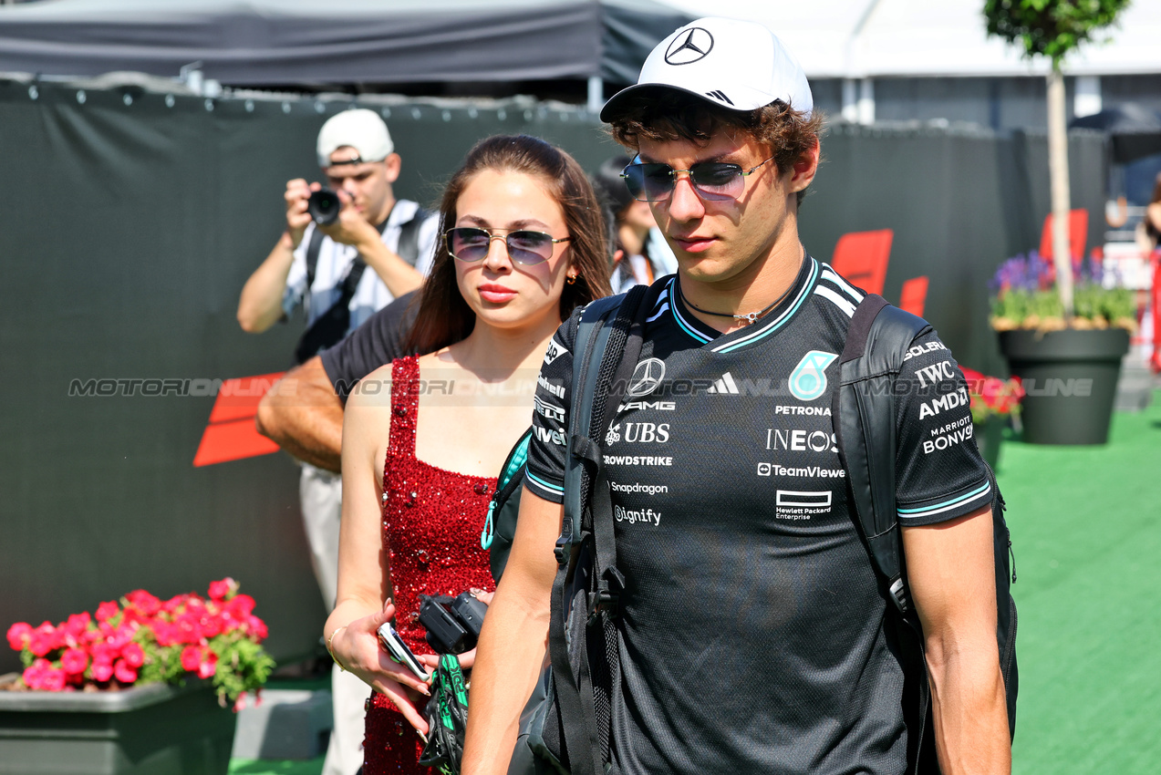 GP SPAGNA, (L to R): Eliska Babickova (CZE) with her boyfriend Andrea Kimi Antonelli (ITA) Mercedes AMG F1.

01.06.2025. Formula 1 World Championship, Rd 9, Spanish Grand Prix, Barcelona, Spain, Gara Day.

- www.xpbimages.com, EMail: requests@xpbimages.com © Copyright: Batchelor / XPB Images