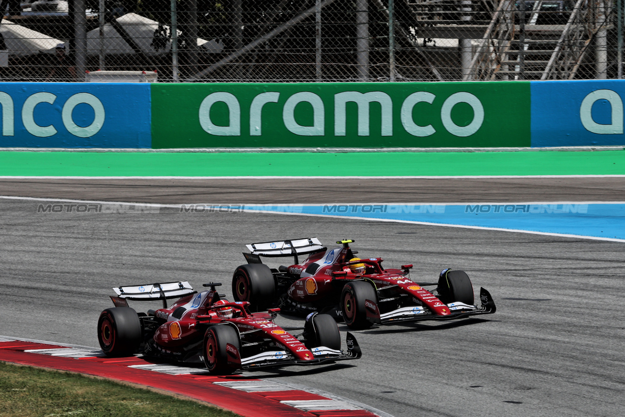 GP SPAGNA, Charles Leclerc (MON) Ferrari SF-25 e Lewis Hamilton (GBR) Ferrari SF-25 battle for position.

01.06.2025. Formula 1 World Championship, Rd 9, Spanish Grand Prix, Barcelona, Spain, Gara Day.

- www.xpbimages.com, EMail: requests@xpbimages.com © Copyright: Charniaux / XPB Images