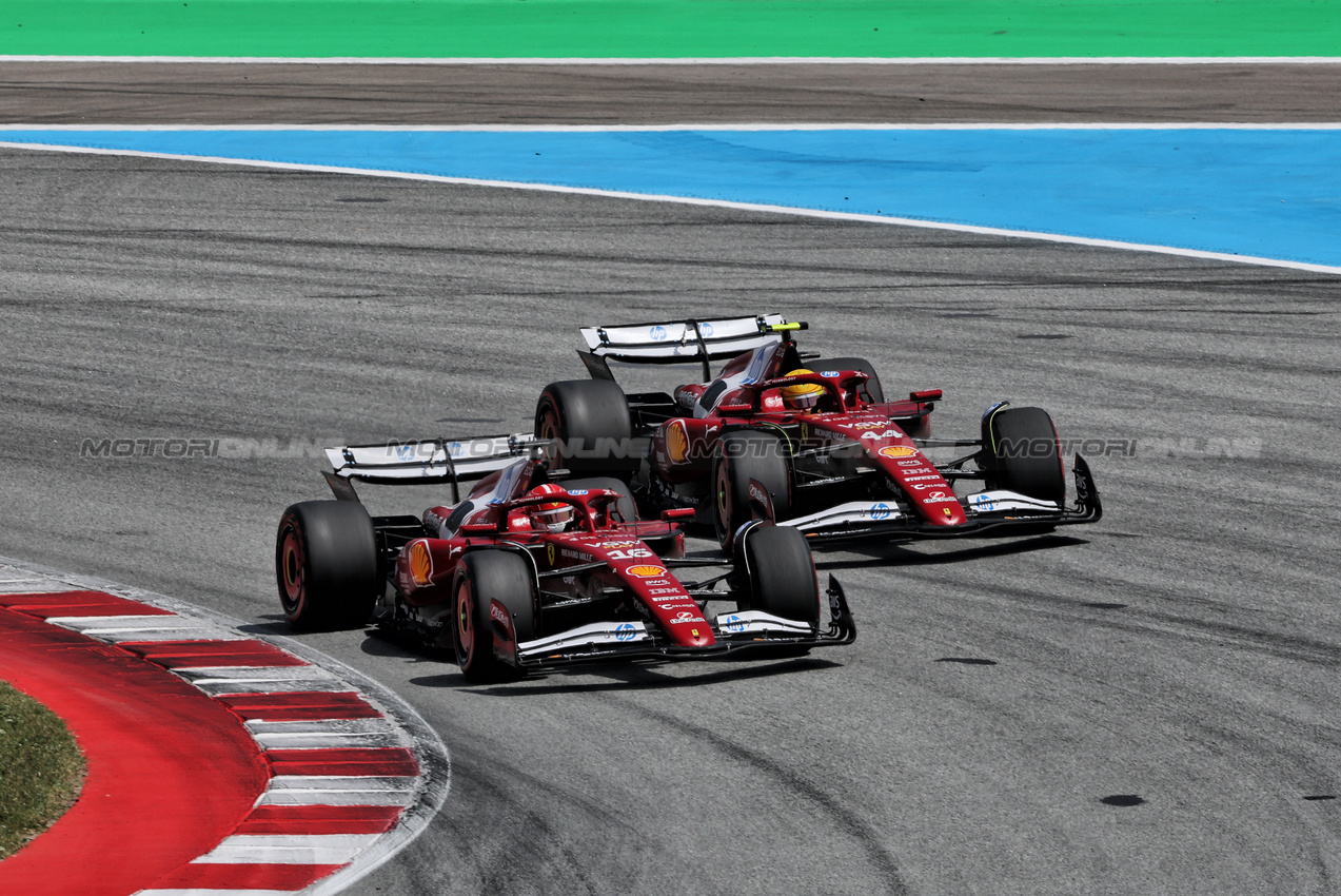 GP SPAGNA, Charles Leclerc (MON) Ferrari SF-25 e Lewis Hamilton (GBR) Ferrari SF-25 battle for position.

01.06.2025. Formula 1 World Championship, Rd 9, Spanish Grand Prix, Barcelona, Spain, Gara Day.

- www.xpbimages.com, EMail: requests@xpbimages.com © Copyright: Charniaux / XPB Images