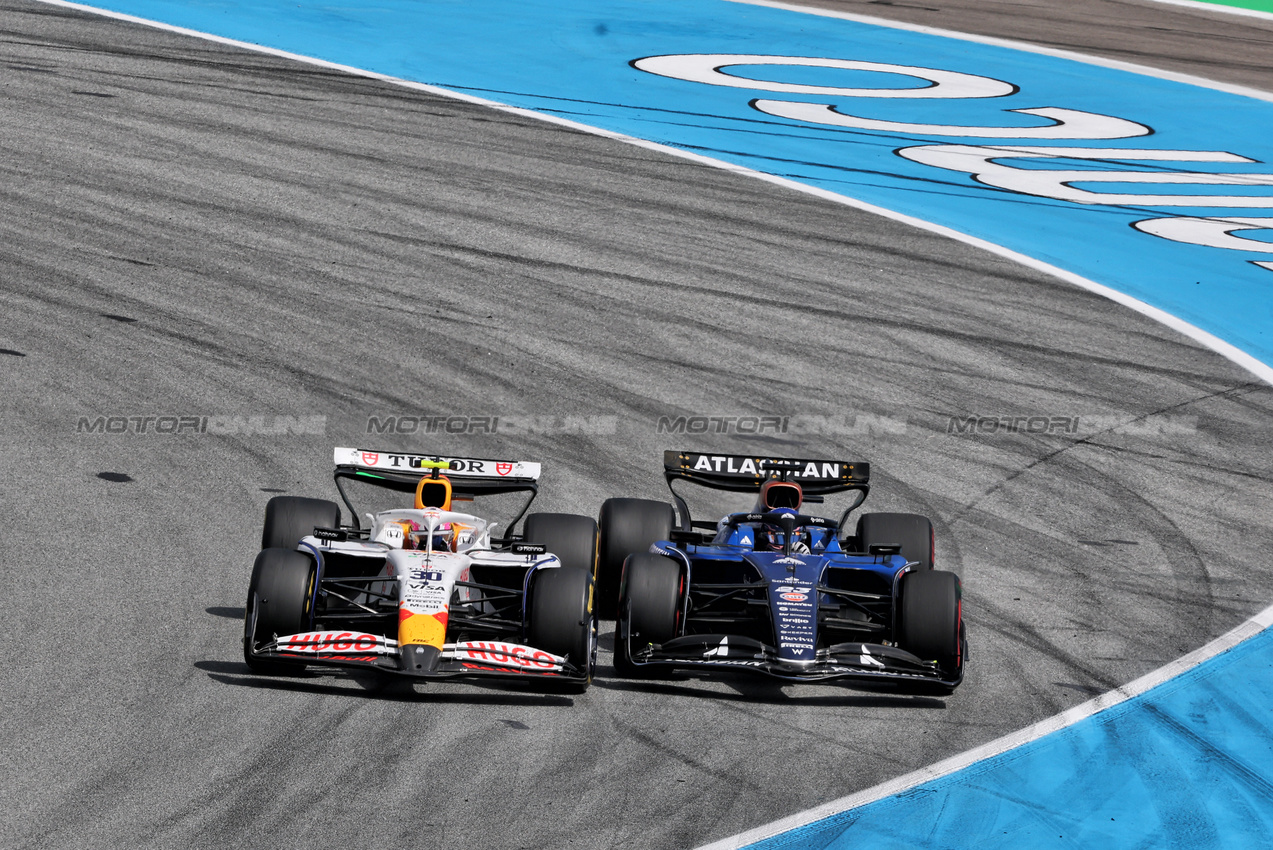 GP SPAGNA, Liam Lawson (NZL) Racing Bulls VCARB 02 e Alexander Albon (THA) Atlassian Williams Racing FW47 battle for position.

01.06.2025. Formula 1 World Championship, Rd 9, Spanish Grand Prix, Barcelona, Spain, Gara Day.

- www.xpbimages.com, EMail: requests@xpbimages.com © Copyright: Charniaux / XPB Images