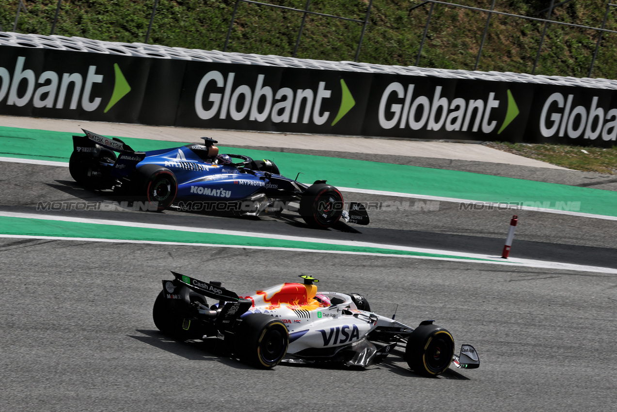 GP SPAGNA, Liam Lawson (NZL) Racing Bulls VCARB 02 e Alexander Albon (THA) Atlassian Williams Racing FW47 battle for position.

01.06.2025. Formula 1 World Championship, Rd 9, Spanish Grand Prix, Barcelona, Spain, Gara Day.

- www.xpbimages.com, EMail: requests@xpbimages.com © Copyright: Charniaux / XPB Images