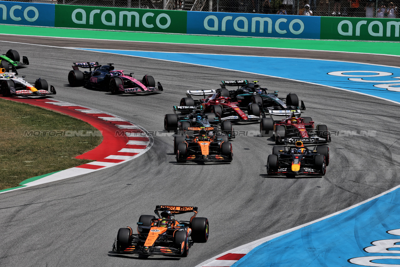 GP SPAGNA, Oscar Piastri (AUS) McLaren MCL39 davanti a at the partenza of the race.

01.06.2025. Formula 1 World Championship, Rd 9, Spanish Grand Prix, Barcelona, Spain, Gara Day.

- www.xpbimages.com, EMail: requests@xpbimages.com © Copyright: Charniaux / XPB Images