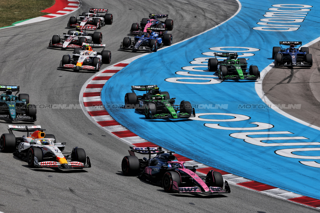 GP SPAGNA, Gabriel Bortoleto (BRA) Sauber C45; Nico Hulkenberg (GER) Sauber C45; e Alexander Albon (THA) Atlassian Williams Racing FW47 run wide at the partenza of the race.

01.06.2025. Formula 1 World Championship, Rd 9, Spanish Grand Prix, Barcelona, Spain, Gara Day.

- www.xpbimages.com, EMail: requests@xpbimages.com © Copyright: Charniaux / XPB Images