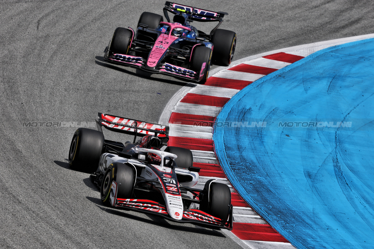 GP SPAGNA, Esteban Ocon (FRA) Haas VF-25.

01.06.2025. Formula 1 World Championship, Rd 9, Spanish Grand Prix, Barcelona, Spain, Gara Day.

- www.xpbimages.com, EMail: requests@xpbimages.com © Copyright: Charniaux / XPB Images