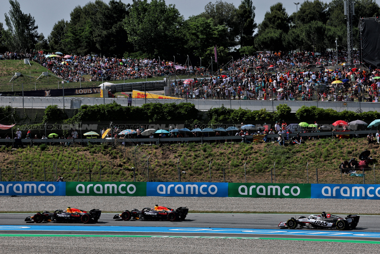 GP SPAGNA, Max Verstappen (NLD) Red Bull Racing RB21 e Yuki Tsunoda (JPN) Red Bull Racing RB21.

01.06.2025. Formula 1 World Championship, Rd 9, Spanish Grand Prix, Barcelona, Spain, Gara Day.

- www.xpbimages.com, EMail: requests@xpbimages.com © Copyright: Batchelor / XPB Images