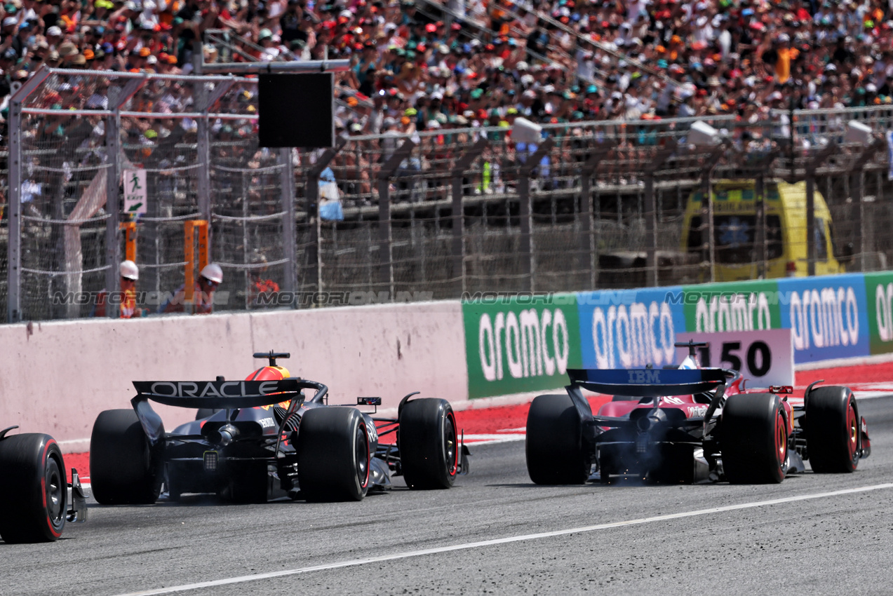 GP SPAGNA, Charles Leclerc (MON) Ferrari SF-25 e Max Verstappen (NLD) Red Bull Racing RB21 battle for position.

01.06.2025. Formula 1 World Championship, Rd 9, Spanish Grand Prix, Barcelona, Spain, Gara Day.

- www.xpbimages.com, EMail: requests@xpbimages.com © Copyright: Batchelor / XPB Images