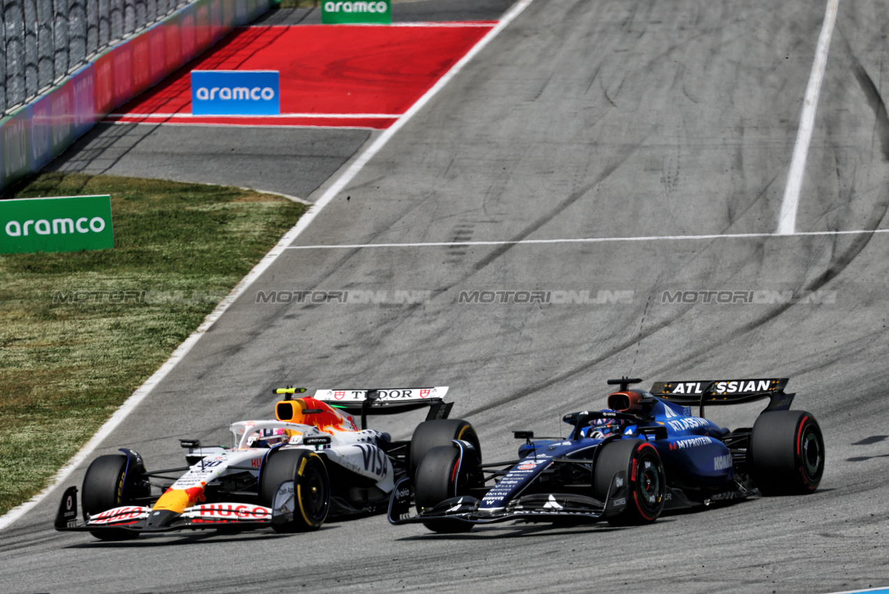 GP SPAGNA, Liam Lawson (NZL) Racing Bulls VCARB 02 e Alexander Albon (THA) Atlassian Williams Racing FW47 battle for position.

01.06.2025. Formula 1 World Championship, Rd 9, Spanish Grand Prix, Barcelona, Spain, Gara Day.

- www.xpbimages.com, EMail: requests@xpbimages.com © Copyright: Batchelor / XPB Images
