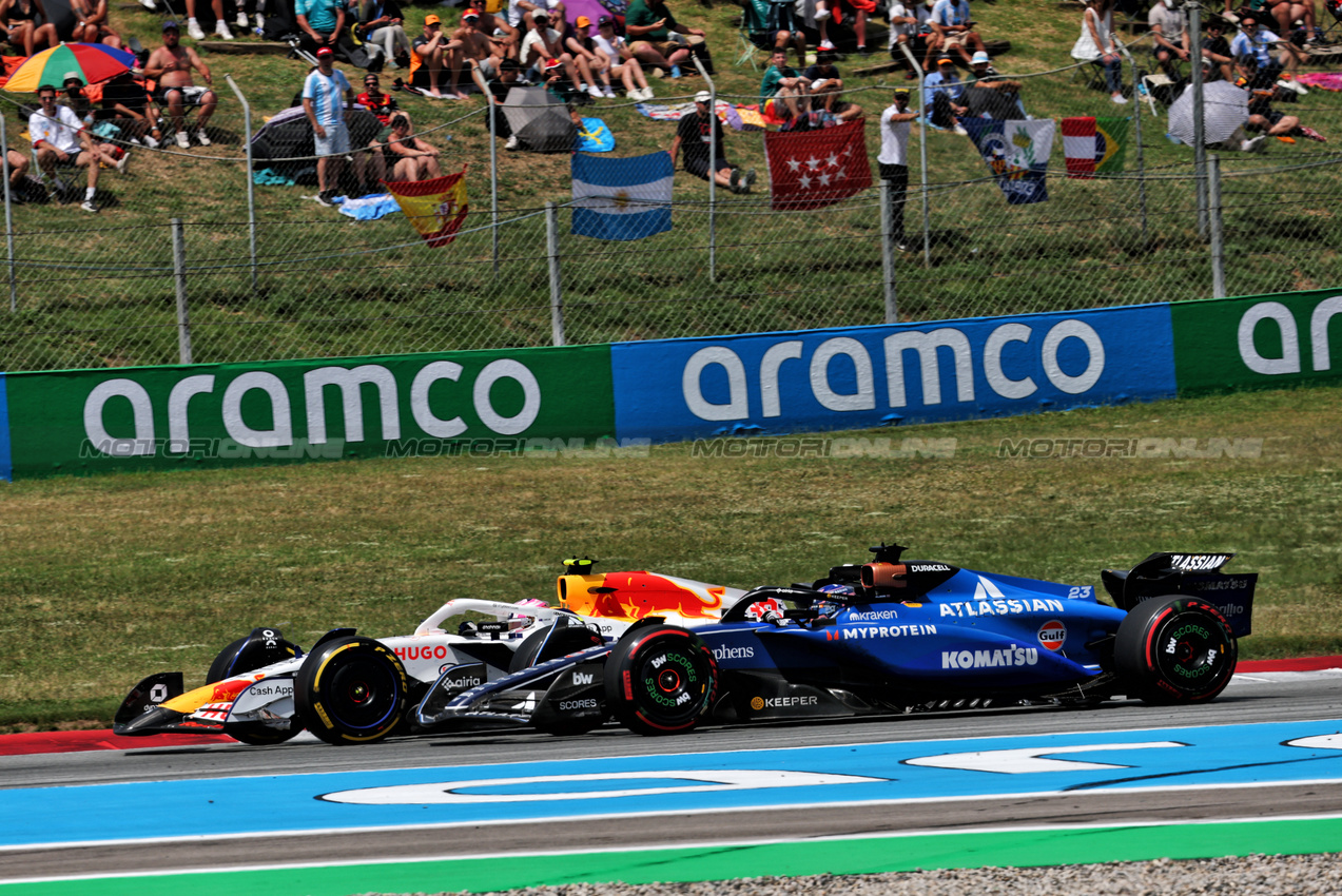 GP SPAGNA, Liam Lawson (NZL) Racing Bulls VCARB 02 e Alexander Albon (THA) Atlassian Williams Racing FW47 battle for position.

01.06.2025. Formula 1 World Championship, Rd 9, Spanish Grand Prix, Barcelona, Spain, Gara Day.

- www.xpbimages.com, EMail: requests@xpbimages.com © Copyright: Batchelor / XPB Images