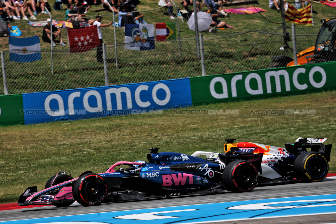 GP SPAGNA, Pierre Gasly (FRA) Alpine F1 Team A525 e Isack Hadjar (FRA) Racing Bulls VCARB 02 battle for position.

01.06.2025. Formula 1 World Championship, Rd 9, Spanish Grand Prix, Barcelona, Spain, Gara Day.

- www.xpbimages.com, EMail: requests@xpbimages.com © Copyright: Batchelor / XPB Images