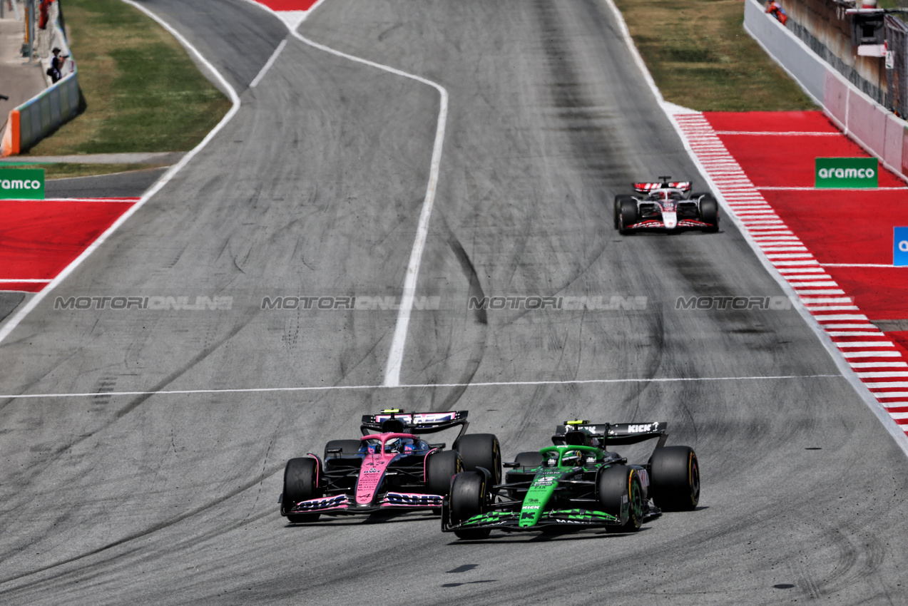 GP SPAGNA, Franco Colapinto (ARG) Alpine F1 Team A525 e Gabriel Bortoleto (BRA) Sauber C45 battle for position.

01.06.2025. Formula 1 World Championship, Rd 9, Spanish Grand Prix, Barcelona, Spain, Gara Day.

- www.xpbimages.com, EMail: requests@xpbimages.com © Copyright: Batchelor / XPB Images