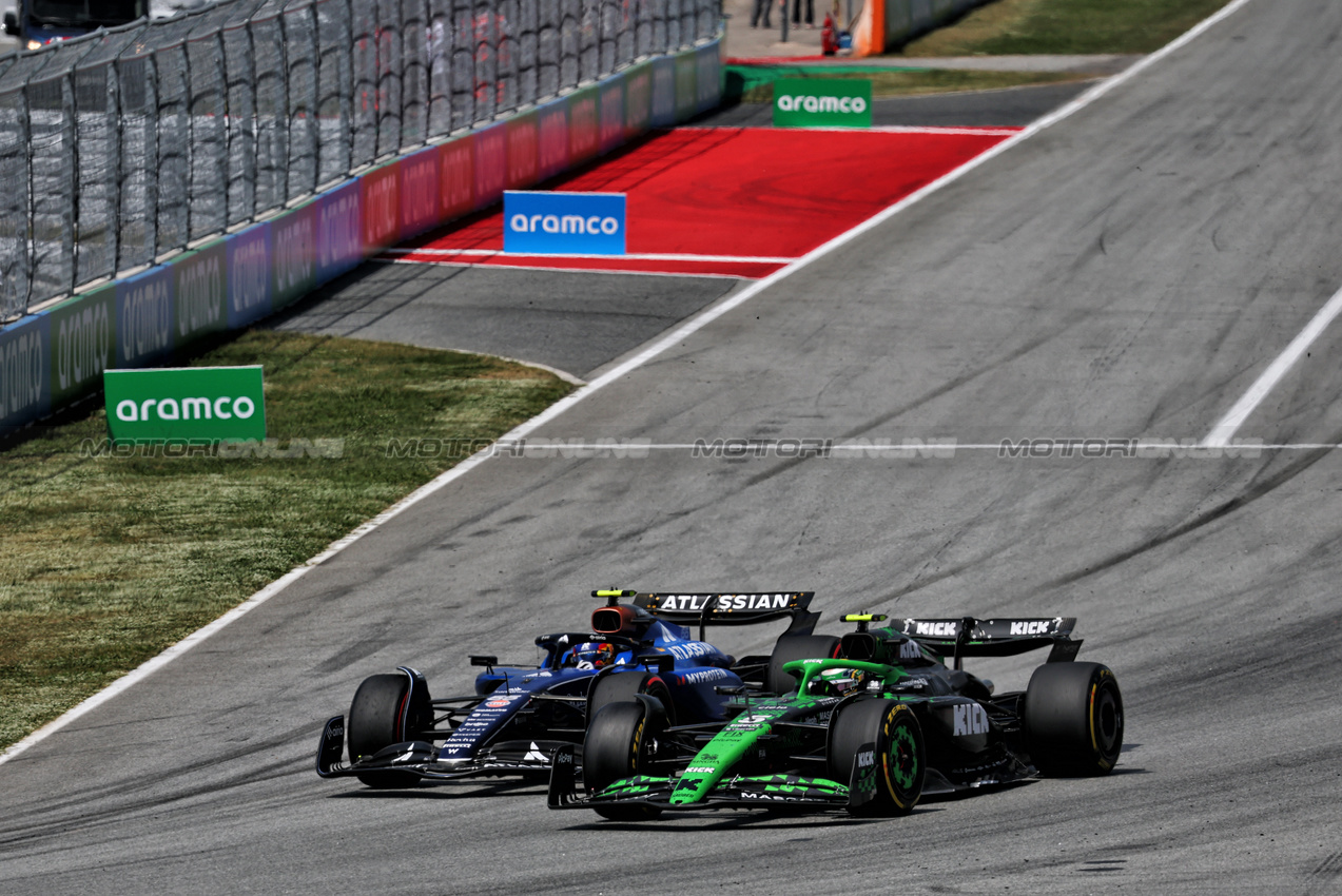 GP SPAGNA, Carlos Sainz (ESP) Atlassian Williams Racing FW47 e Gabriel Bortoleto (BRA) Sauber C45 battle for position.

01.06.2025. Formula 1 World Championship, Rd 9, Spanish Grand Prix, Barcelona, Spain, Gara Day.

- www.xpbimages.com, EMail: requests@xpbimages.com © Copyright: Batchelor / XPB Images