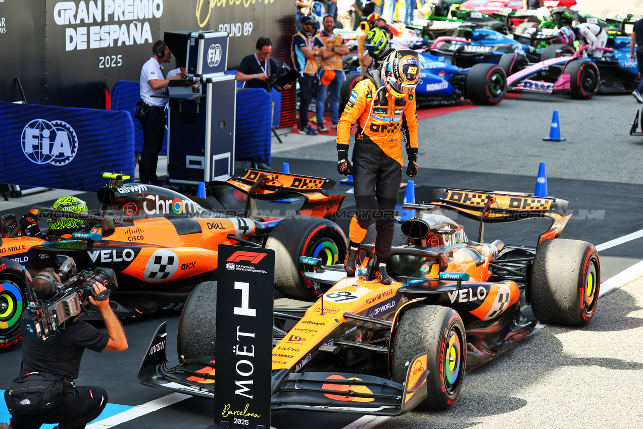 GP SPAGNA, Gara winner Oscar Piastri (AUS) McLaren MCL39 in parc ferme.

01.06.2025. Formula 1 World Championship, Rd 9, Spanish Grand Prix, Barcelona, Spain, Gara Day.

- www.xpbimages.com, EMail: requests@xpbimages.com © Copyright: Batchelor / XPB Images