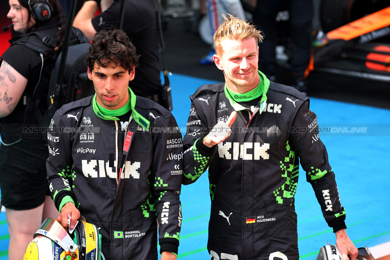GP SPAGNA, (L to R): Gabriel Bortoleto (BRA) Sauber e team mate Nico Hulkenberg (GER) Sauber in parc ferme.

01.06.2025. Formula 1 World Championship, Rd 9, Spanish Grand Prix, Barcelona, Spain, Gara Day.

- www.xpbimages.com, EMail: requests@xpbimages.com © Copyright: Batchelor / XPB Images