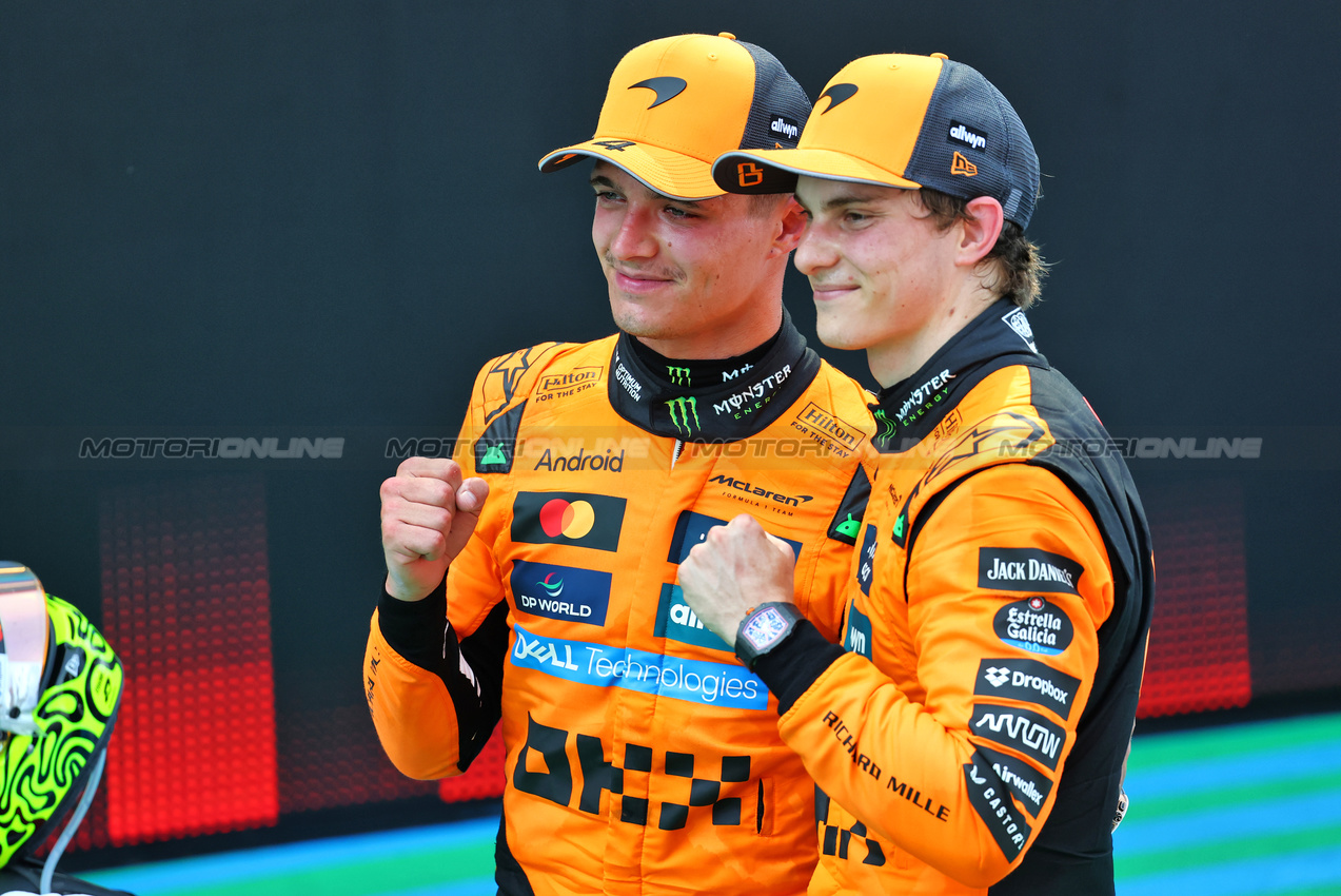 GP SPAGNA, Gara winner Oscar Piastri (AUS) McLaren celebrates in parc ferme with team mate Lando Norris (GBR) McLaren (Left).

01.06.2025. Formula 1 World Championship, Rd 9, Spanish Grand Prix, Barcelona, Spain, Gara Day.

- www.xpbimages.com, EMail: requests@xpbimages.com © Copyright: Batchelor / XPB Images
