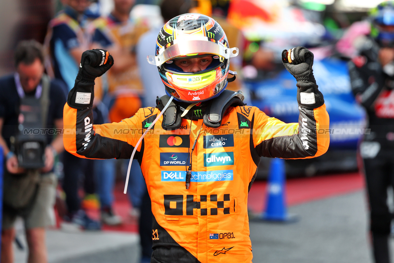 GP SPAGNA, Gara winner Oscar Piastri (AUS) McLaren celebrates in parc ferme.

01.06.2025. Formula 1 World Championship, Rd 9, Spanish Grand Prix, Barcelona, Spain, Gara Day.

- www.xpbimages.com, EMail: requests@xpbimages.com © Copyright: Batchelor / XPB Images