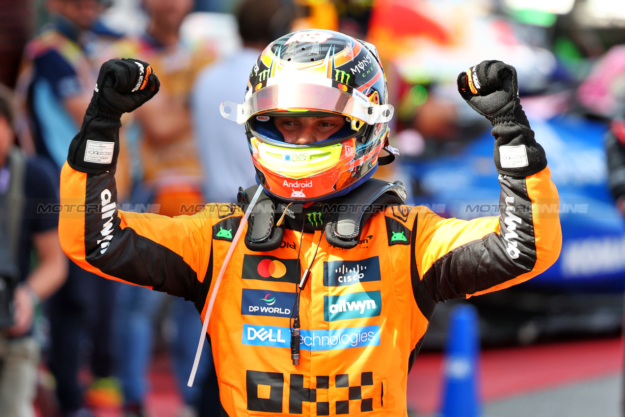 GP SPAGNA, Gara winner Oscar Piastri (AUS) McLaren celebrates in parc ferme.

01.06.2025. Formula 1 World Championship, Rd 9, Spanish Grand Prix, Barcelona, Spain, Gara Day.

- www.xpbimages.com, EMail: requests@xpbimages.com © Copyright: Batchelor / XPB Images