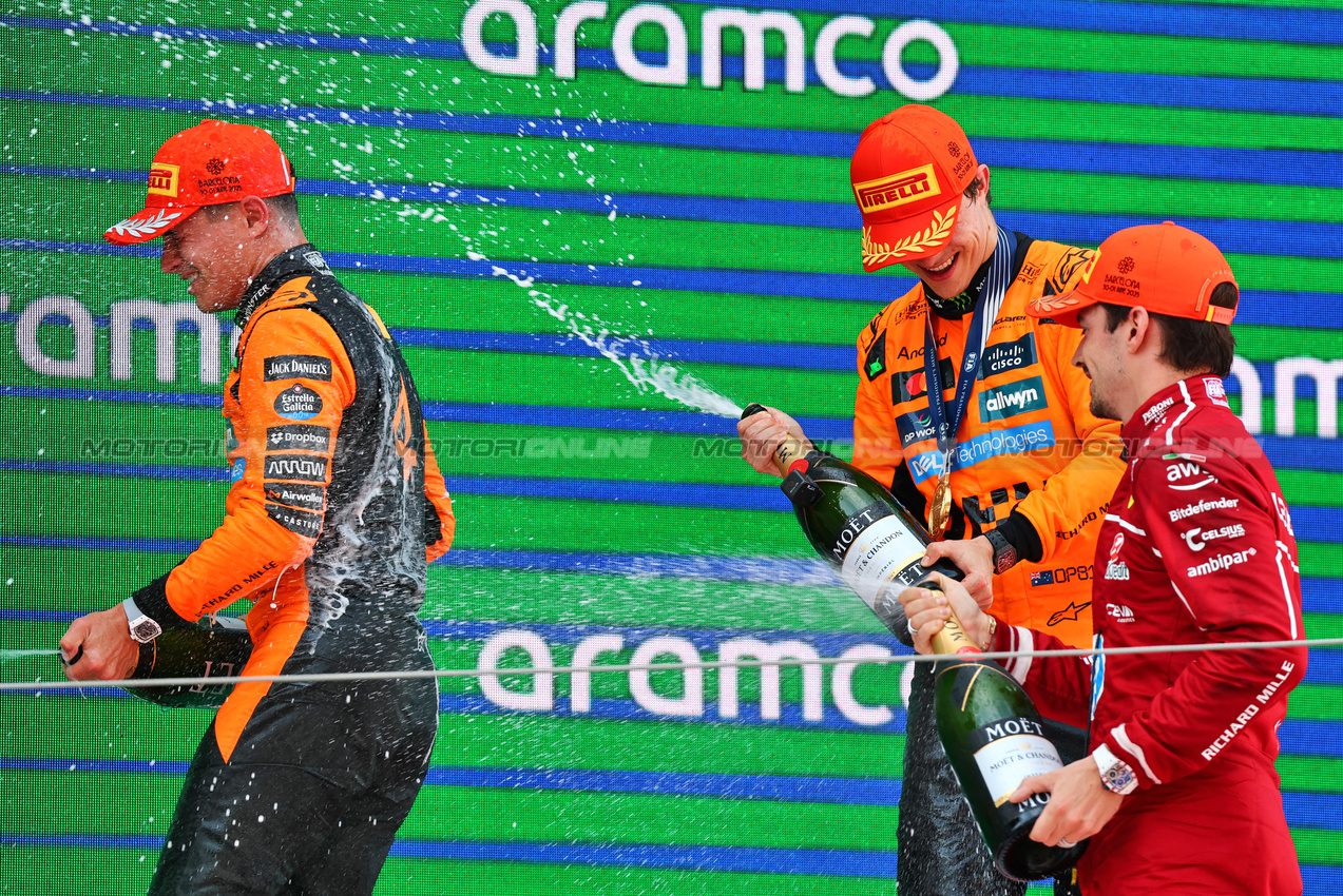 GP SPAGNA, The podium (L to R): Lando Norris (GBR) McLaren, second; Oscar Piastri (AUS) McLaren, vincitore; Charles Leclerc (MON) Ferrari, third.

01.06.2025. Formula 1 World Championship, Rd 9, Spanish Grand Prix, Barcelona, Spain, Gara Day.

- www.xpbimages.com, EMail: requests@xpbimages.com © Copyright: Batchelor / XPB Images