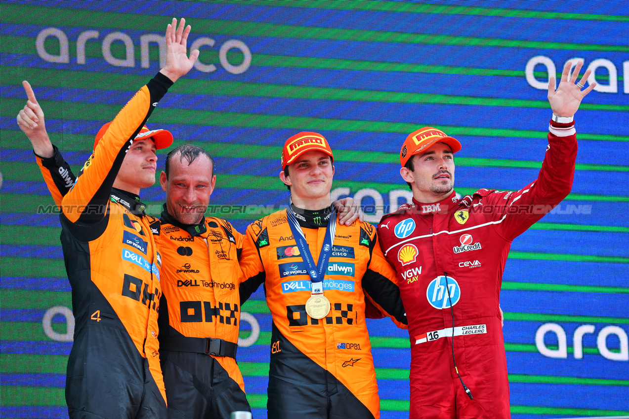GP SPAGNA, The podium (L to R): Lando Norris (GBR) McLaren, second; Oscar Piastri (AUS) McLaren, vincitore; Charles Leclerc (MON) Ferrari, third.

01.06.2025. Formula 1 World Championship, Rd 9, Spanish Grand Prix, Barcelona, Spain, Gara Day.

- www.xpbimages.com, EMail: requests@xpbimages.com © Copyright: Batchelor / XPB Images