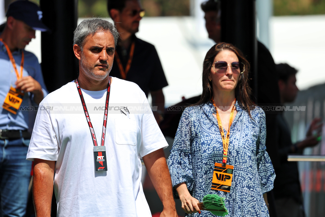 GP SPAGNA, (L to R): Juan Pablo Montoya (COL) with sua moglie Connie Montoya (COL).

01.06.2025. Formula 1 World Championship, Rd 9, Spanish Grand Prix, Barcelona, Spain, Gara Day.

 - www.xpbimages.com, EMail: requests@xpbimages.com © Copyright: Rew / XPB Images