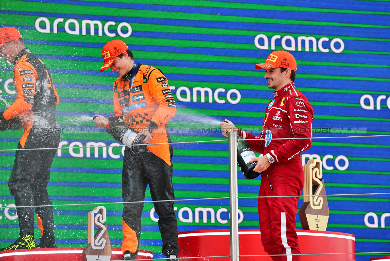 GP SPAGNA, The podium (L to R): Lando Norris (GBR) McLaren, second; Oscar Piastri (AUS) McLaren, vincitore; Charles Leclerc (MON) Ferrari, third.

01.06.2025. Formula 1 World Championship, Rd 9, Spanish Grand Prix, Barcelona, Spain, Gara Day.

- www.xpbimages.com, EMail: requests@xpbimages.com © Copyright: Batchelor / XPB Images