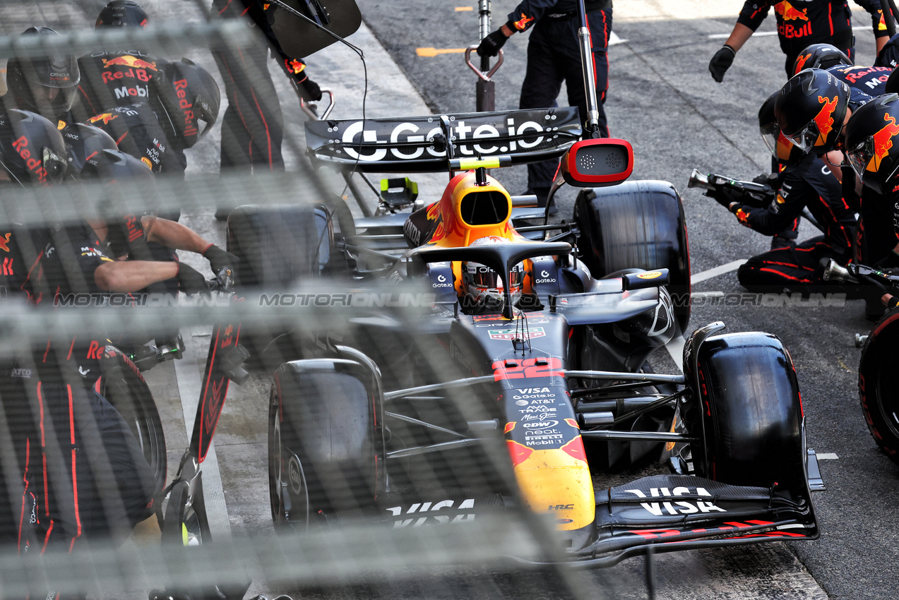 GP SPAGNA, Yuki Tsunoda (JPN) Red Bull Racing RB21 makes a pit stop.

01.06.2025. Formula 1 World Championship, Rd 9, Spanish Grand Prix, Barcelona, Spain, Gara Day.

- www.xpbimages.com, EMail: requests@xpbimages.com © Copyright: Bearne / XPB Images