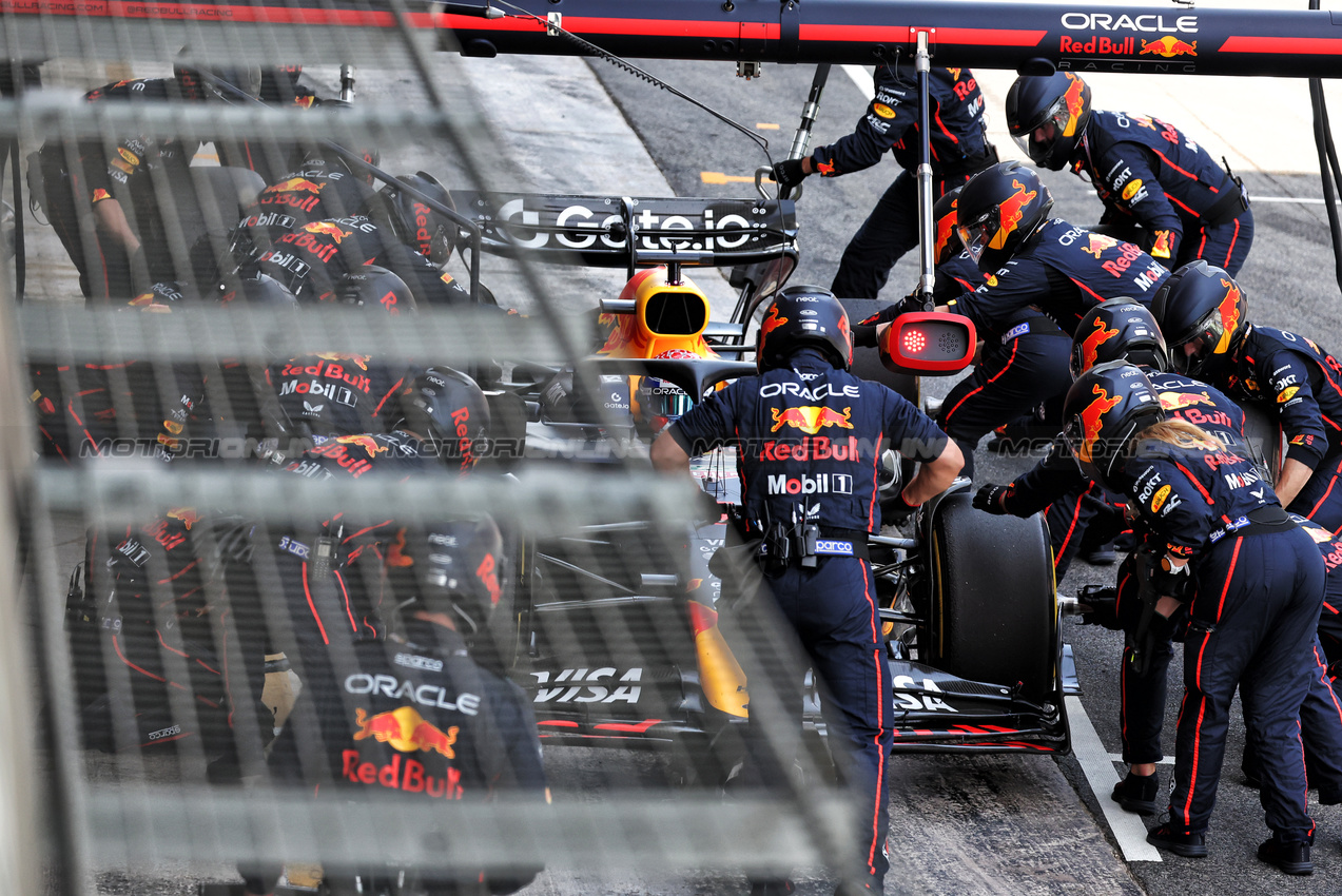GP SPAGNA, Max Verstappen (NLD) Red Bull Racing RB21 makes a pit stop.

01.06.2025. Formula 1 World Championship, Rd 9, Spanish Grand Prix, Barcelona, Spain, Gara Day.

- www.xpbimages.com, EMail: requests@xpbimages.com © Copyright: Bearne / XPB Images