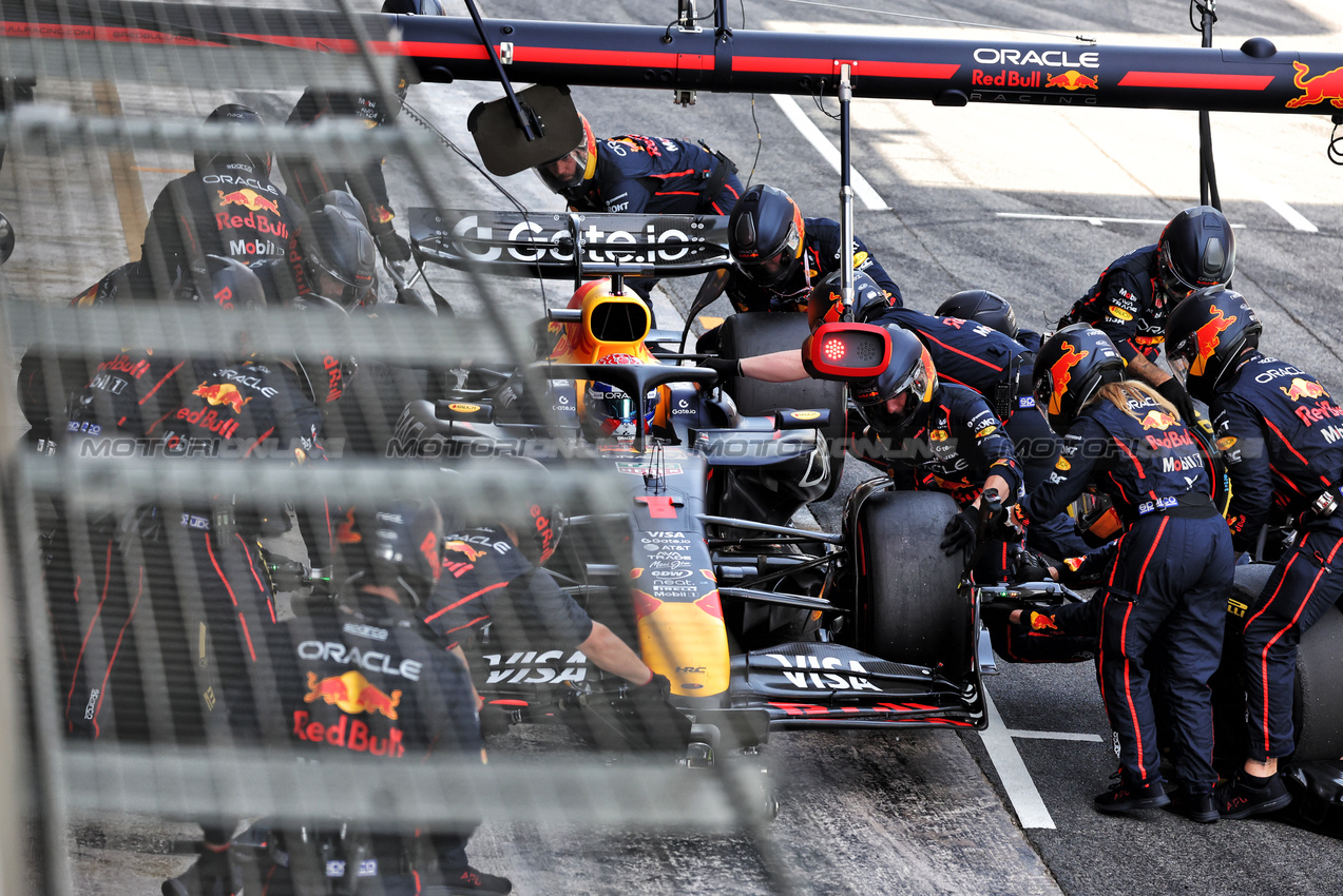 GP SPAGNA, Max Verstappen (NLD) Red Bull Racing RB21 makes a pit stop.

01.06.2025. Formula 1 World Championship, Rd 9, Spanish Grand Prix, Barcelona, Spain, Gara Day.

- www.xpbimages.com, EMail: requests@xpbimages.com © Copyright: Bearne / XPB Images