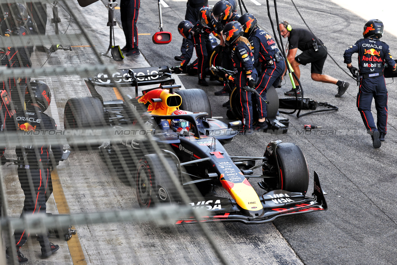 GP SPAGNA, Max Verstappen (NLD) Red Bull Racing RB21 makes a pit stop.

01.06.2025. Formula 1 World Championship, Rd 9, Spanish Grand Prix, Barcelona, Spain, Gara Day.

- www.xpbimages.com, EMail: requests@xpbimages.com © Copyright: Bearne / XPB Images