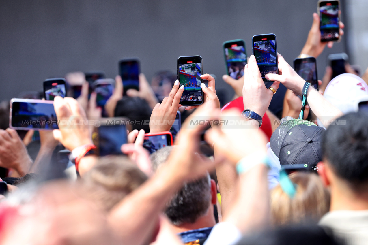 GP SPAGNA, Circuit Atmosfera - Fans film the podium on their mobile phones.

01.06.2025. Formula 1 World Championship, Rd 9, Spanish Grand Prix, Barcelona, Spain, Gara Day.

- www.xpbimages.com, EMail: requests@xpbimages.com © Copyright: Bearne / XPB Images